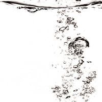 Luft fliegt in Wasser