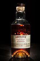 Aberlour A'bunadh Whisky vor einem schwarzen Hintergrund.