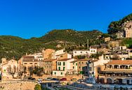Schöne Aussicht auf das rustikale mediterrane Dorf von Alex Winter Miniaturansicht