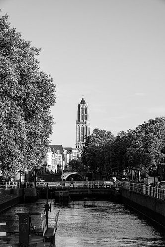 The Weerdsluis and the Dom Tower in Utrecht (black and white, portrait orientation) by André Blom Fotografie Utrecht