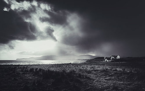 Neist Point klif in idyllisch Schotland bij de Highlands op het eiland Skye.