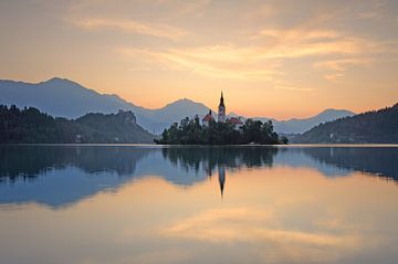 Lake Bleder bij dageraad - Mooi Slovenië van Rolf Schnepp