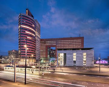 Opvallende architectuur op het Wilhelminaplein, Kop van Zuid van Tony Vingerhoets