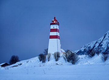 Alnes vuurtoren in winter, Godøy, Noorwegen van qtx