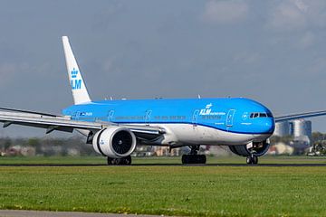 KLM Boeing 777-300 (PH-BVN) landet auf der Polderbaan. von Jaap van den Berg