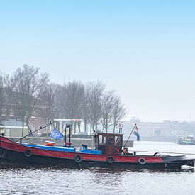 Oude sleepboot vaart voor Nemo langs op een heiige dag van Suzan Baars