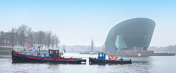 Oude sleepboot vaart voor Nemo langs op een heiige dag
