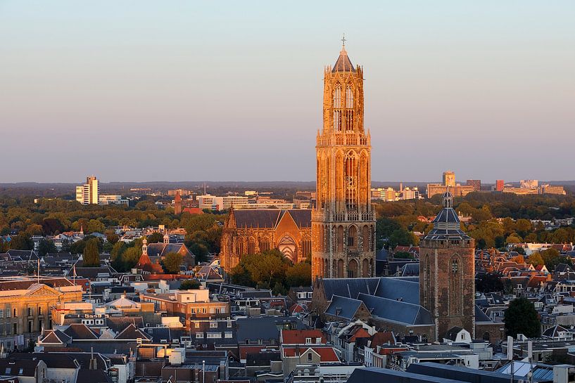 Stadtbild von Utrecht mit dem von der untergehenden Sonne beleuchteten Domturm von Merijn van der Vliet