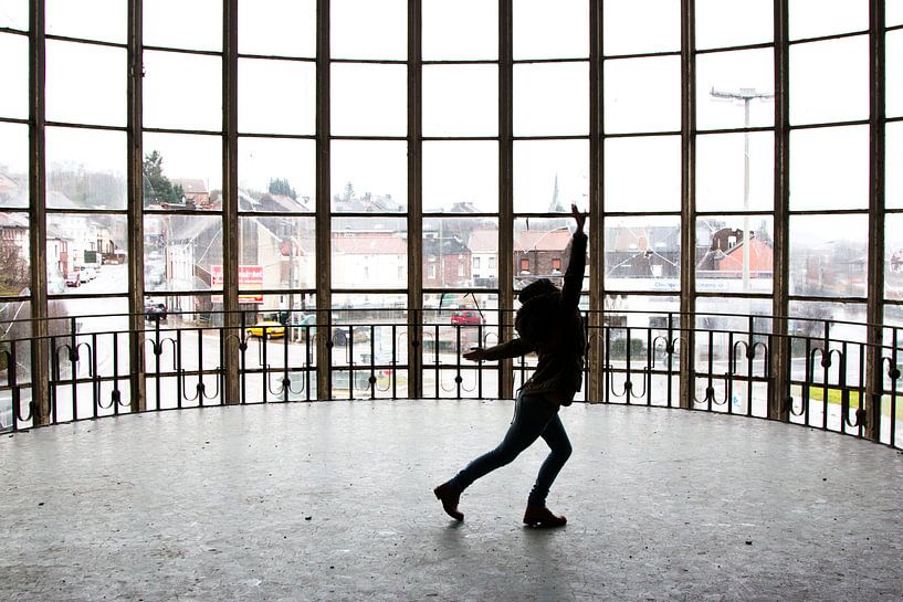 Dansen in het gebouw Piscine du Mosq van Martijn
