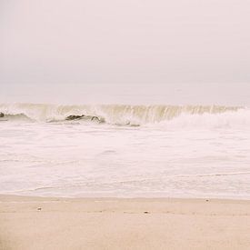 Minimalistische Wellen in Malibu von Patrycja Polechonska