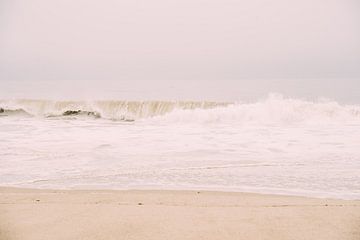 Minimalistische Wellen in Malibu von Patrycja Polechonska