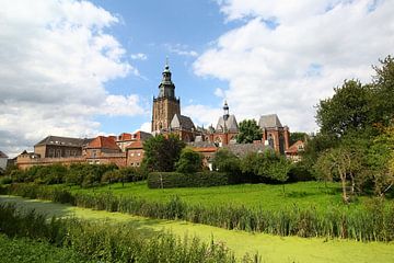 Stadsgezicht Zutphen met de Sint Walburgiskerk in de zomer van Maarten Pietersma