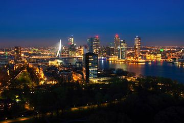 Skyline van Rotterdam in de avond van W J Kok