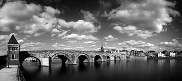 Sint Servaas brug Maastricht, zwart wit van Pascal Lemlijn