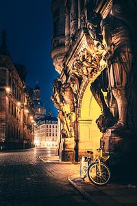 Dresden, bei Nacht - Augustusstraße Torbogen mit Statur