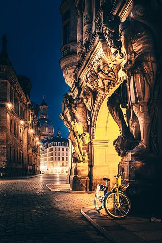 Dresden, bij nacht - Augustus straatboog met statuur