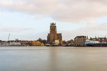 Panorama Dordrecht met De Grote Kerk aan de Oude Maas