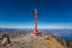 Uitzicht op het Lago Maggiore vanaf de Monte Limidario Gridone van Leo Schindzielorz