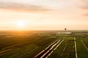 Zonsondergang vanuit een luchtballon van Gijs de Kruijf