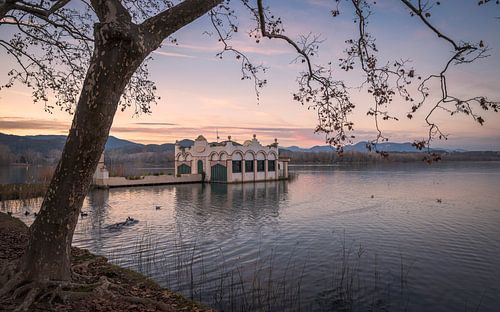 Wunderschöner Blick auf den See von Banyoles bei Sonnenuntergang