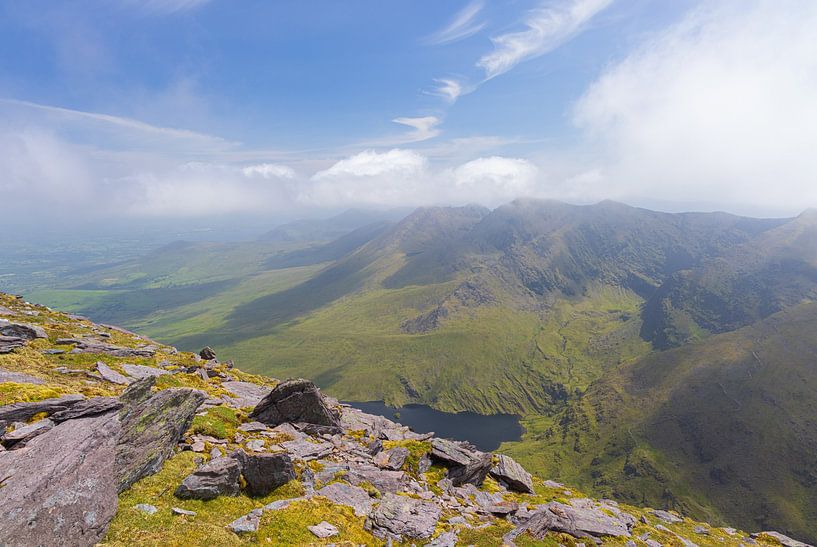Blick von Carrauntoohil auf Carrantuohill (Irisch-Gälisch: Corrán Tuathail) Irland von Marcel Kerdijk