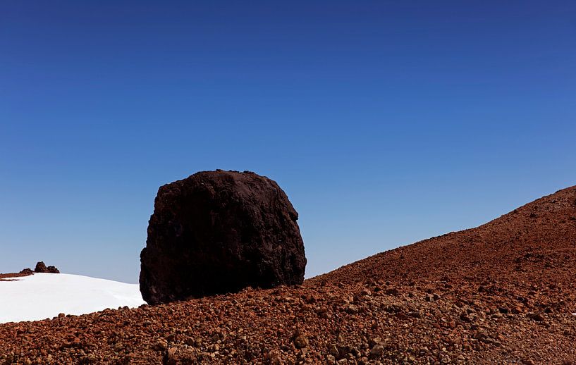 Groot rotsblok op de flanken van de El Teide  vulkaan op Tenerife, Spanje van Coos Photography