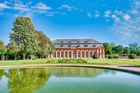 Uitzicht op de Orangerie in Darmstadt aan het begin van de lente