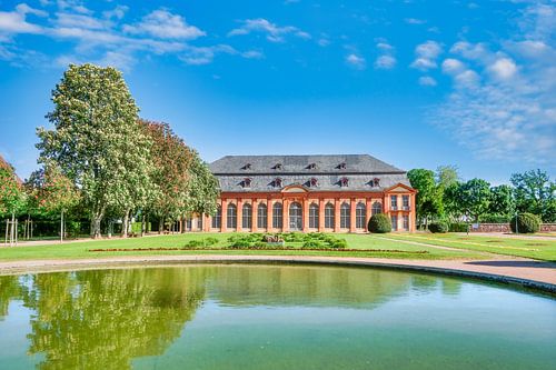 Uitzicht op de Orangerie in Darmstadt aan het begin van de lente