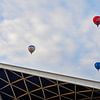 Ballons au-dessus de la gare de Tilburg sur Blond Beeld