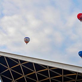 Ballonnen boven het station van Tilburg  van Blond Beeld