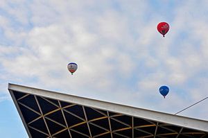 Luftballons über dem Bahnhof von Tilburg