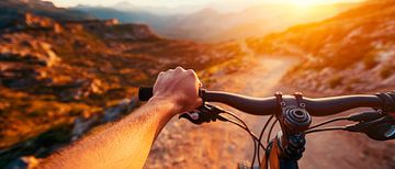 Avontuur op een mountainbike bij zonsondergang van Poster Art Shop