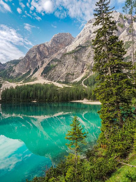 Het turquoise gekleurde Lago di Braies ligt rustig genesteld tussen de steile rotswanden van de Dolomieten. Spiegelglad water van Miriam Schwarzfischer Fotografie