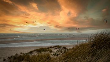 Kitesurfen Maasvlakte strand zonsondergang van Marjolein van Middelkoop