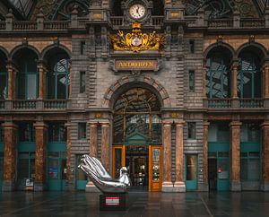 Antwerpen-Hauptbahnhof (von den Einheimischen auch Hauptbahnhof, Middenstatie oder Spoorwegkathedraa von Jolanda Aalbers