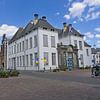 Het Oude Raadhuis en het nieuw stadhuis van Zutphen contrasteren van Henk van Blijderveen