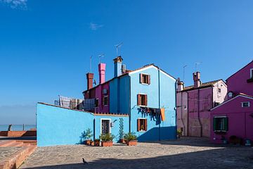 Kleurrijke gebouwen op het eiland Burano bij Venetië, Italië. van Rico Ködder