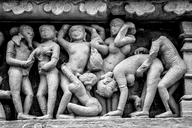Khajurao - Erotisch relief in de Lakshmana tempel Zw-w 6 van Theo Molenaar