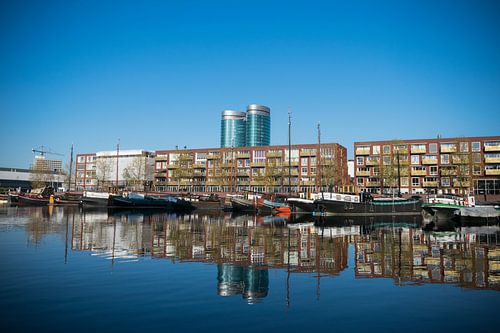 Utrecht, Veilinghaven met de nieuwe wijk Parkhaven, reflectie in water
