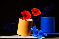 Cup of Flowers - voorjaarsbloemen in 2 koffiekopjes - kleurrijk werk geel blauw rood met een zwarte  von ellenilli . Miniaturansicht