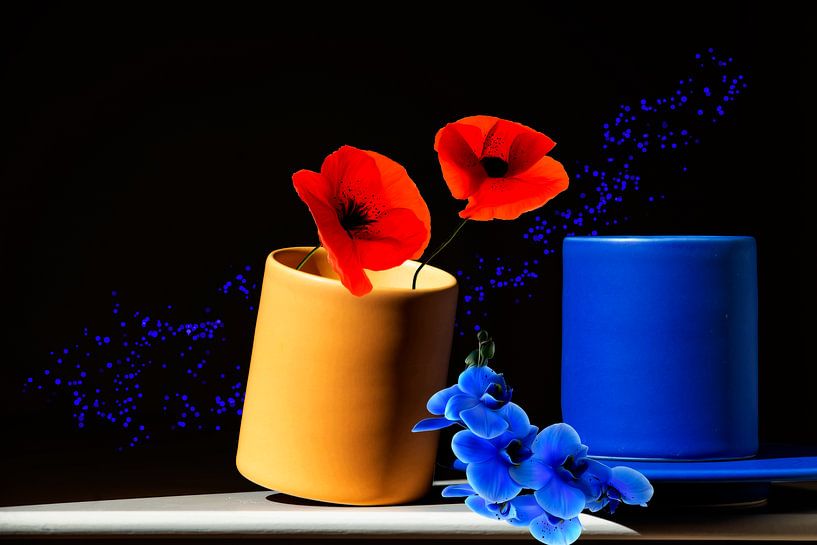Cup of Flowers - voorjaarsbloemen in 2 koffiekopjes - kleurrijk werk geel blauw rood met een zwarte  von ellenilli .