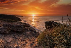 Farbenfroher Sonnenuntergang an der Küste von Christian Klös