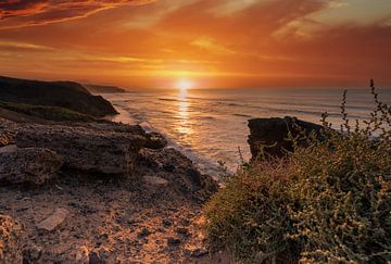 Farbenfroher Sonnenuntergang an der Küste von Christian Klös