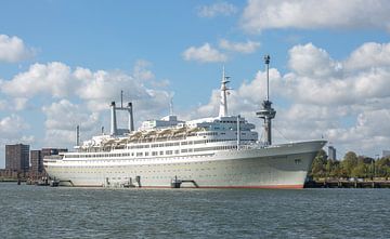 The SS Rotterdam in Rotterdam by MS Fotografie | Marc van der Stelt
