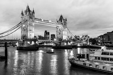 Tower Bridge in Londen / zwart-wit van Werner Dieterich