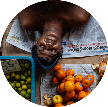 Slapende man op een fruitmarkt in Colombo, Sri Lanka van Teun Janssen