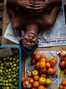 Slapende man op een fruitmarkt in Colombo, Sri Lanka van Teun Janssen thumbnail
