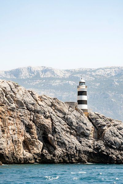 Schöner alter Leuchtturm auf den Felsen von Mallorca von Evelien Oerlemans