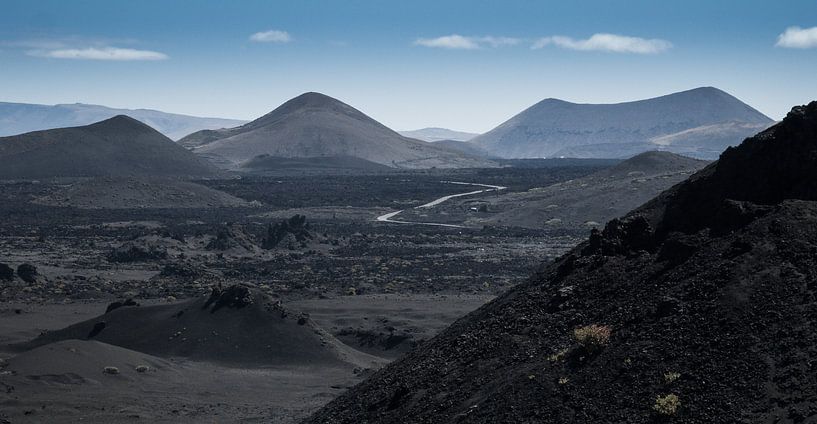 Vulcanisch landschap, Lanzarote. van Hennnie Keeris