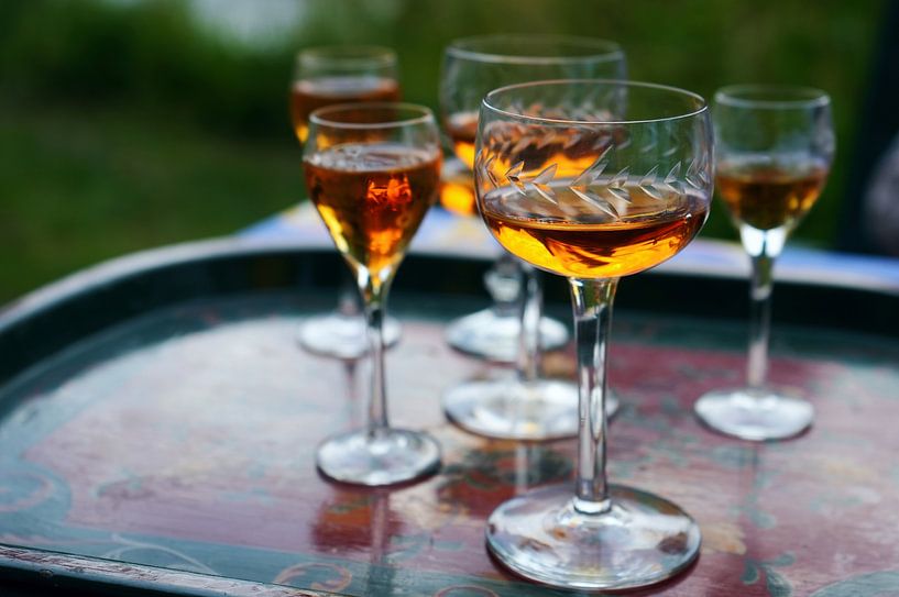 Verres à liqueur sur un plateau frison par Artmotifs Eve